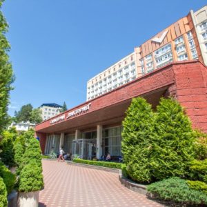 Главный корпус в санатории «Виктория» в Кисловодске - фотография