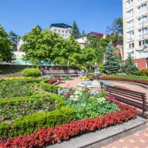 Территория в санатории «Виктория» в Кисловодске - фотография