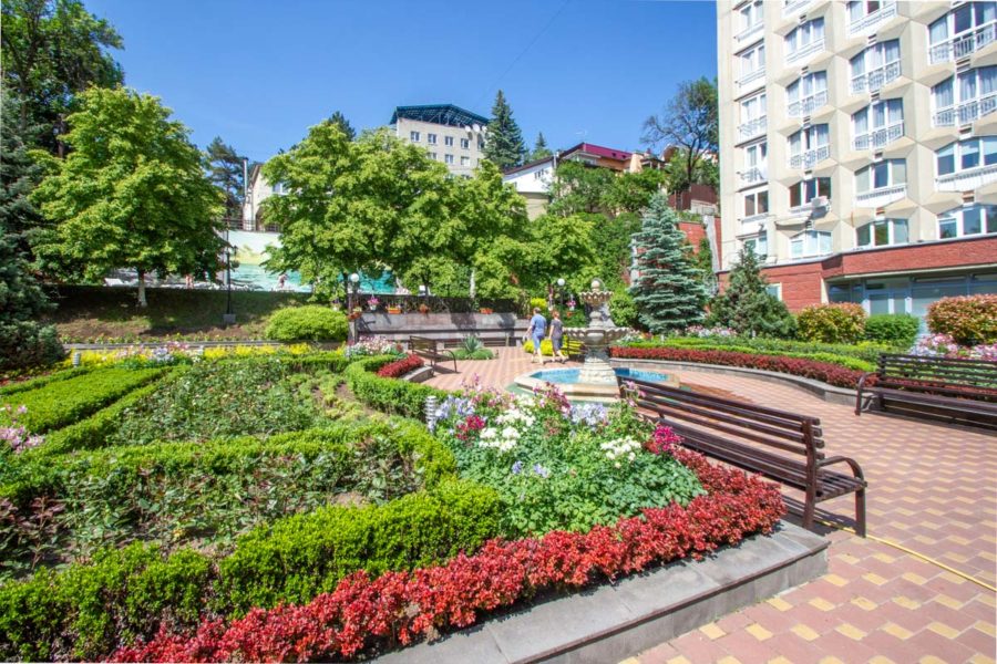 Территория в санатории «Виктория» в Кисловодске - фотография