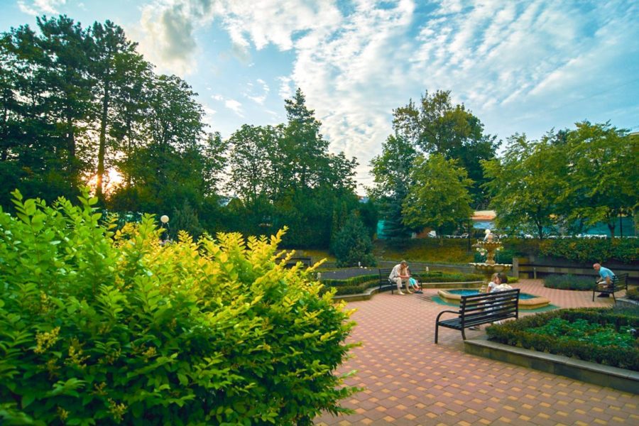 Территория в санатории «Виктория» в Кисловодске - фотография