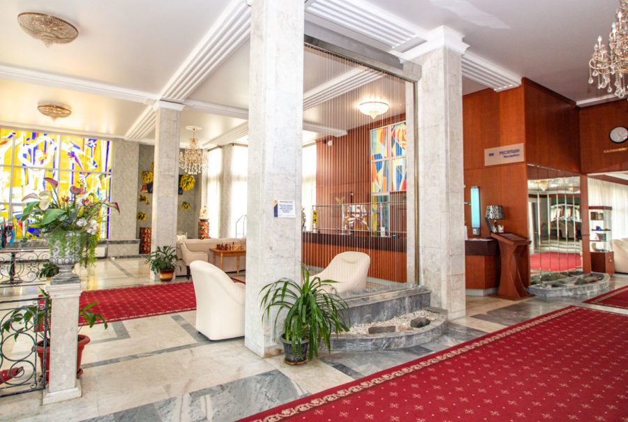 Лобби в санатории «Виктория» в Кисловодске - фотография