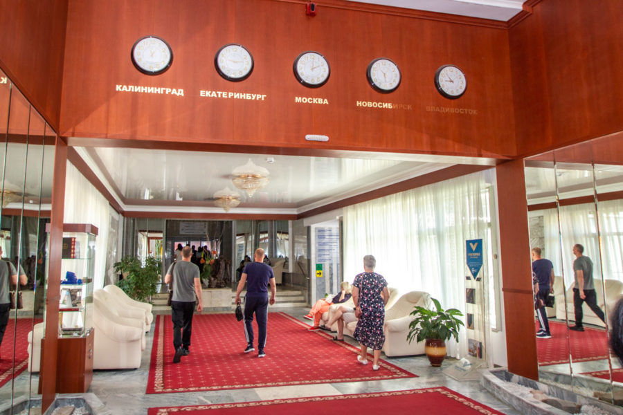 Лобби в санатории «Виктория» в Кисловодске - фотография