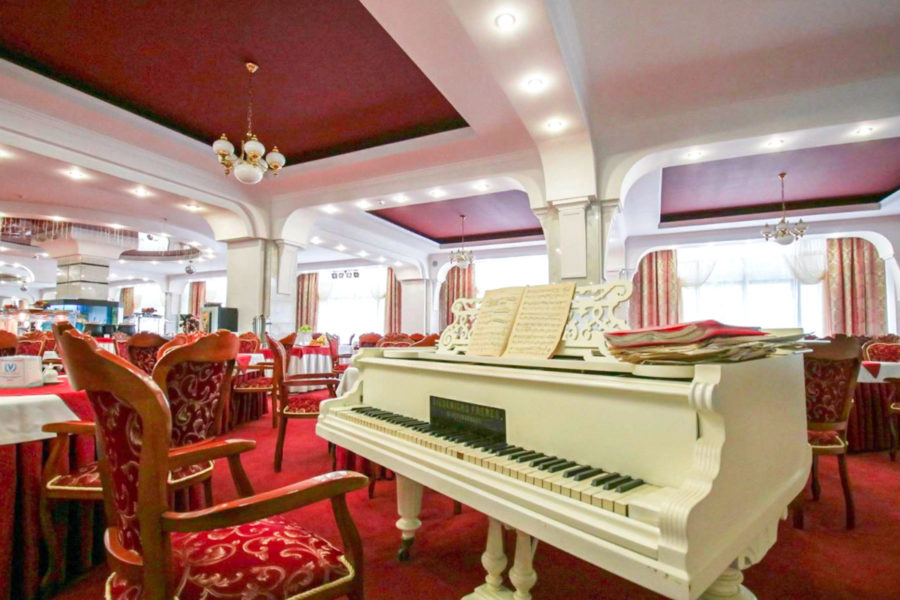 Красный зал «Рубин» в санатории «Виктория» в Кисловодске - фотография