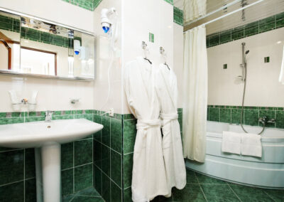 Номер «Люкс ПК» 2 местный 2 комнатный в санатории «Виктория» в г. Кисловодске - фотография