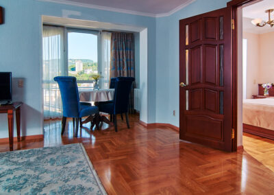 Номер «Люкс ПК» 2 местный 2 комнатный в санатории «Виктория» в г. Кисловодске - фотография