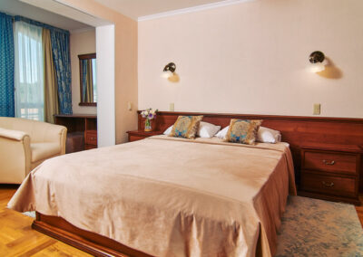 Номер «Люкс ПК» 2 местный 2 комнатный в санатории «Виктория» в г. Кисловодске - фотография