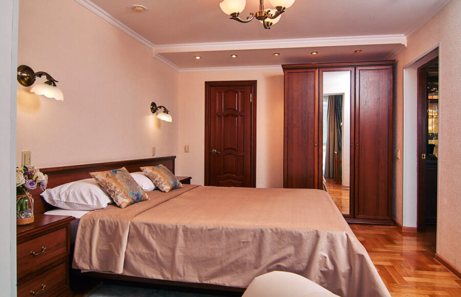 Номер «Люкс ПК» 2 местный 2 комнатный в санатории «Виктория» в г. Кисловодске - фотография