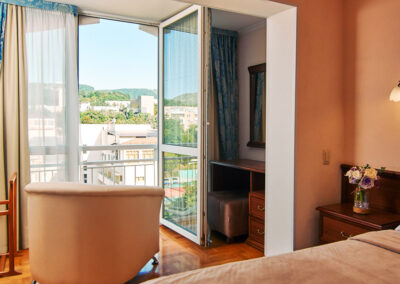 Номер «Люкс ПК» 2 местный 2 комнатный в санатории «Виктория» в г. Кисловодске - фотография